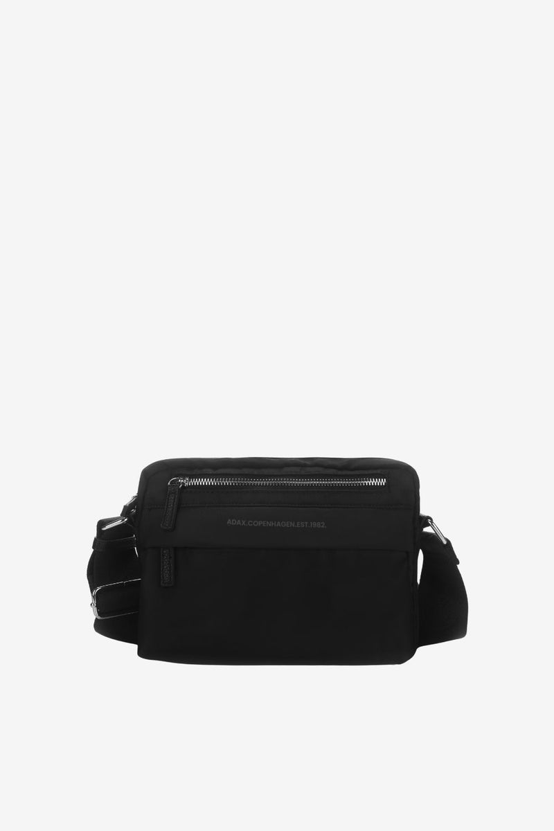 Novara messenger Iben Black