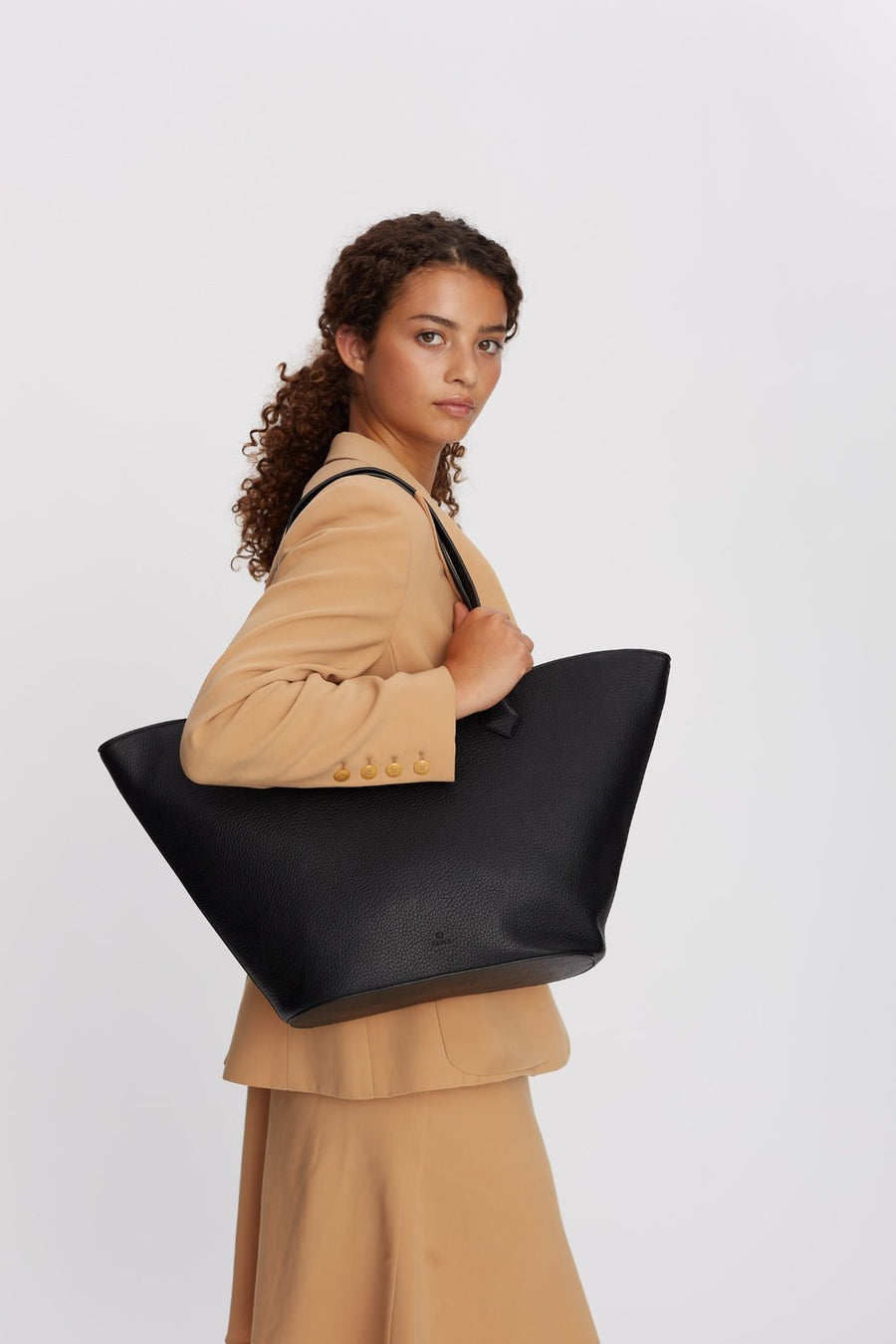 Hello I'm Vegan Angie Black - ADAX - Shopper