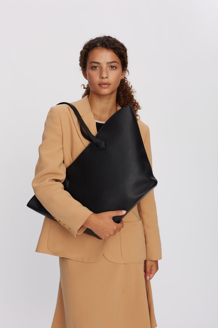 Hello I'm Vegan Angie Black - ADAX - Shopper