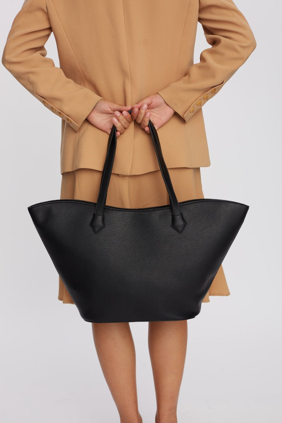 Hello I'm Vegan Angie Black - ADAX - Shopper